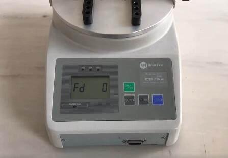 如何使用扭力測試儀的精度調(diào)節(jié)器？