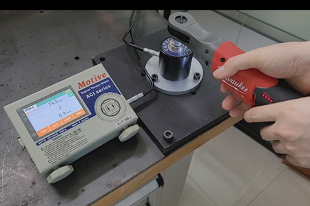 Motive扭力測(cè)試儀測(cè)試美沃奇(Milwaukee)棘輪扳手的正，反轉(zhuǎn)最大扭力